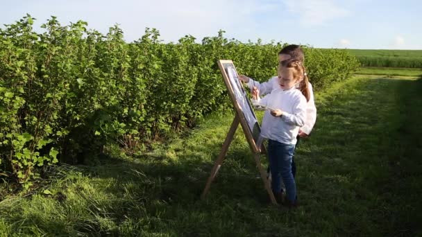 Crianças pequenas em um campo — Vídeo de Stock