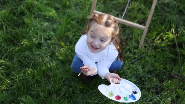 les jeunes enfants dans un champ 