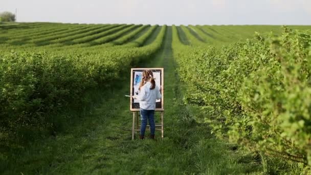 Jonge kinderen in een veld — Stockvideo