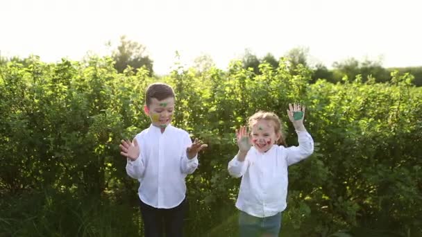 Niños pequeños en un campo — Vídeo de stock