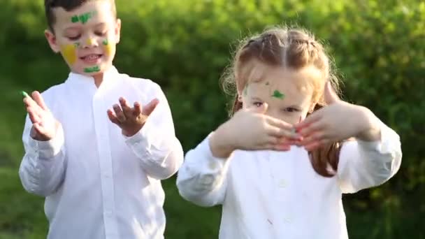 Crianças pequenas em um campo — Vídeo de Stock