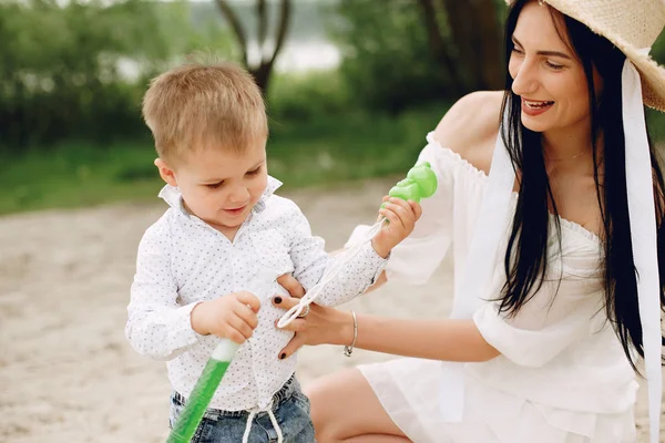 Mutter mit Sohn spielt im Sommerpark — Stockfoto