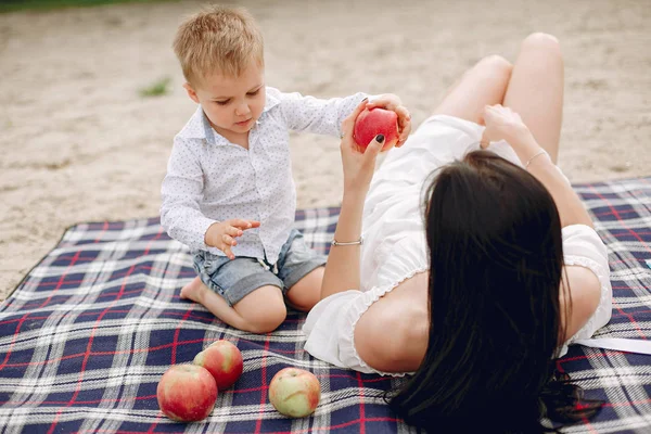 Mutter mit Sohn spielt im Sommerpark — Stockfoto