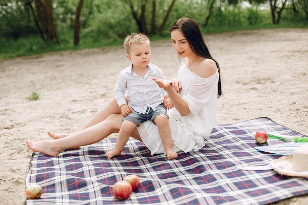 Madre con figlio che gioca in un parco estivo — Foto Stock