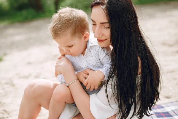 Mãe com filho brincando em um parque de verão — Fotografia de Stock