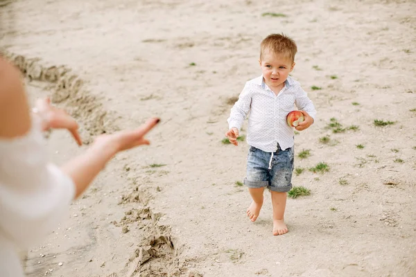 Anne ve oğlu yaz parkında oynuyorlar. — Stok fotoğraf