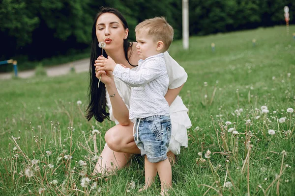 Mãe com filho brincando em um parque de verão — Fotografia de Stock