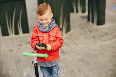 Bir parkta bir çim üzerinde oynayan sevimli çocuk