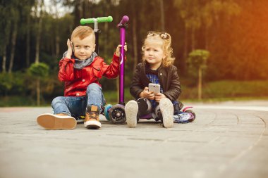 Bir parkta bir çim üzerinde oynayan sevimli çocuk