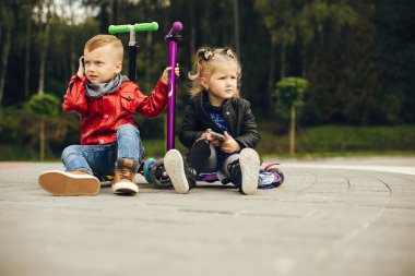 Bir parkta bir çim üzerinde oynayan sevimli çocuk