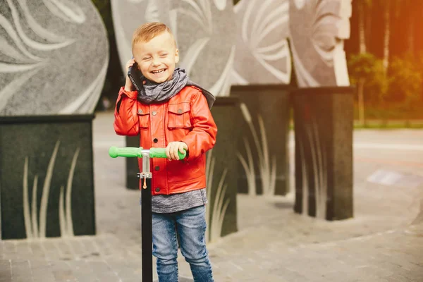 Bambino carino in un parco che gioca su un'erba — Foto Stock