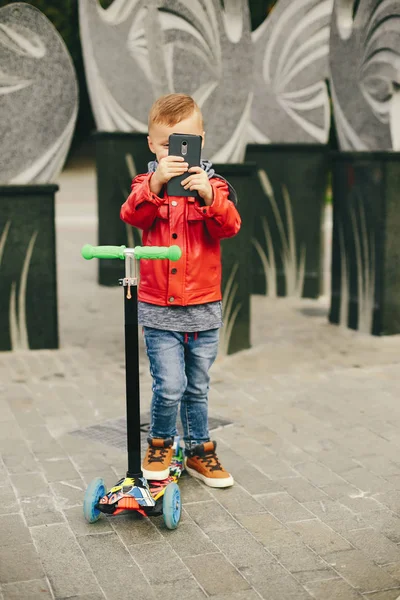 Bambino carino in un parco che gioca su un'erba — Foto Stock