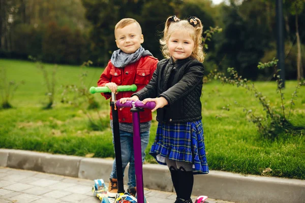 Bambino carino in un parco che gioca su un'erba — Foto Stock