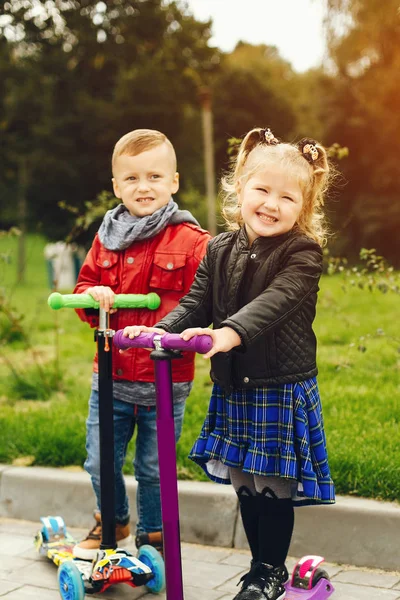 Bambino carino in un parco che gioca su un'erba — Foto Stock