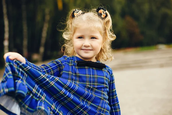 Bambino carino in un parco che gioca su un'erba — Foto Stock