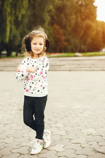 Lindo niño en un parque jugando en una hierba — Foto de Stock