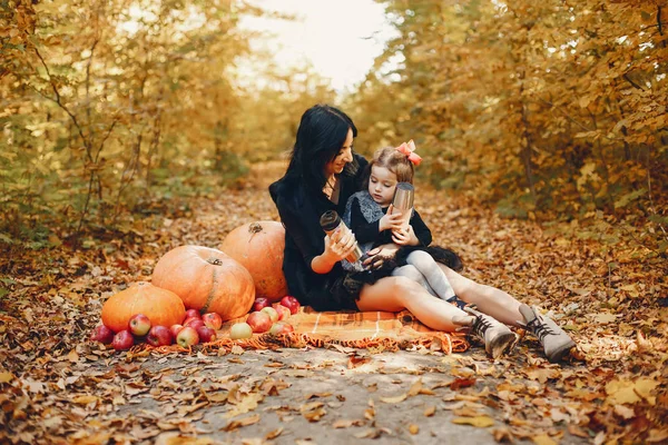 Roztomilá a stylová rodina v podzimním parku — Stock fotografie