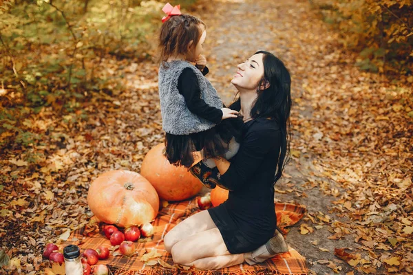Roztomilá a stylová rodina v podzimním parku — Stock fotografie