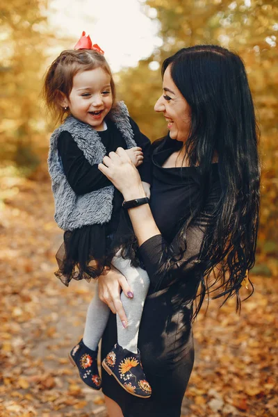 Familia linda y elegante en un parque de otoño —  Fotos de Stock