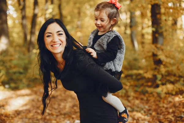 Sonbahar parkında şirin ve şık bir aile. — Stok fotoğraf