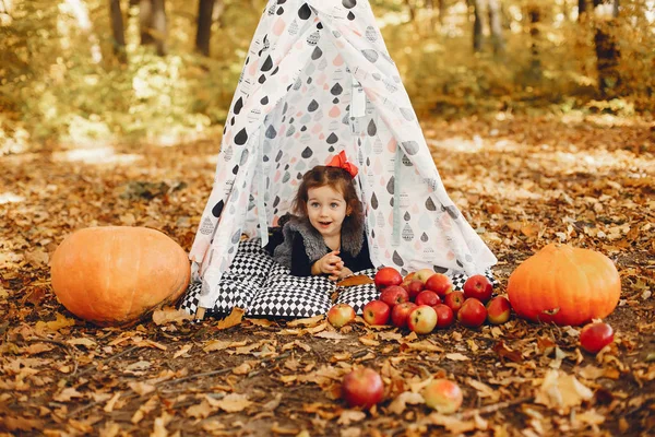 Linda niña en un parque de otoño — Foto de Stock