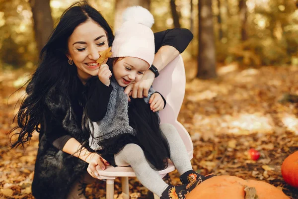 Cute i stylowa rodzina w jesiennym parku — Zdjęcie stockowe