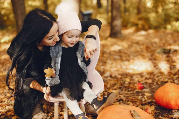 Cute i stylowa rodzina w jesiennym parku — Zdjęcie stockowe