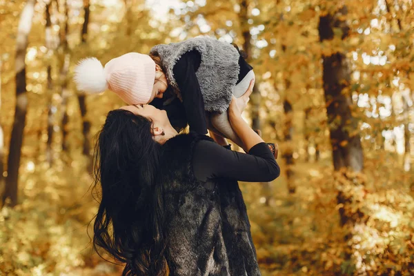 Famiglia carina ed elegante in un parco autunnale — Foto Stock