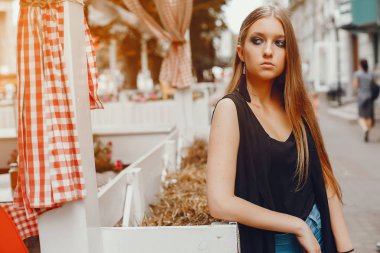 Bir yaz şehirde yürüyen moda kız
