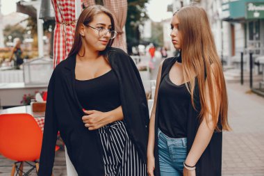 Bir yaz şehrinde yürüyen moda kızları