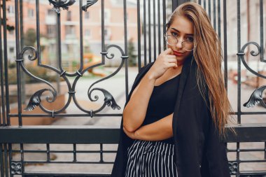 Bir yaz şehirde yürüyen moda kız