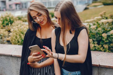 Bir yaz şehrinde yürüyen moda kızları