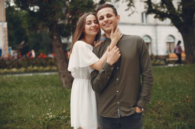 Güzel bir çift yaz şehrinde vakit geçirir.