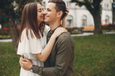 Güzel bir çift yaz şehrinde vakit geçirir.