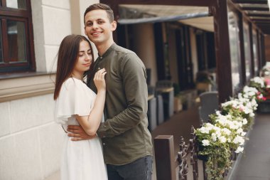 Güzel bir çift yaz şehrinde vakit geçirir.