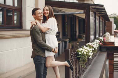 Güzel bir çift yaz şehrinde vakit geçirir.