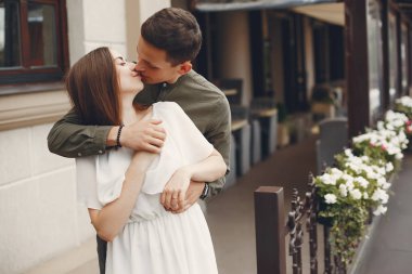 Güzel bir çift yaz şehrinde vakit geçirir.