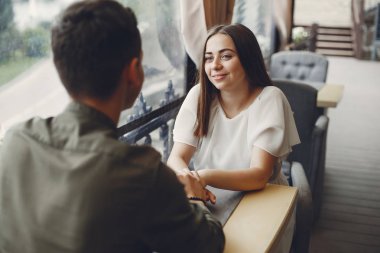 Güzel bir çift yaz şehrinde vakit geçirir.