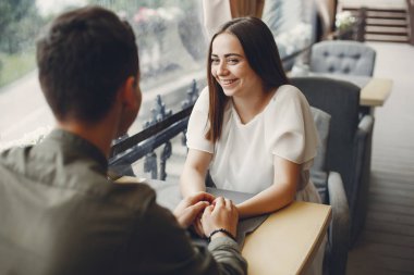 Güzel bir çift yaz şehrinde vakit geçirir.