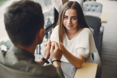 Güzel bir çift yaz şehrinde vakit geçirir.