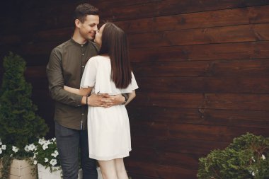 Güzel bir çift yaz şehrinde vakit geçirir.