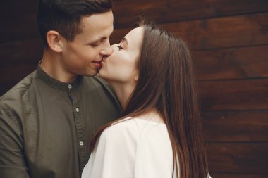 Güzel bir çift yaz şehrinde vakit geçirir.