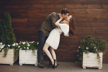 Güzel bir çift yaz şehrinde vakit geçirir.