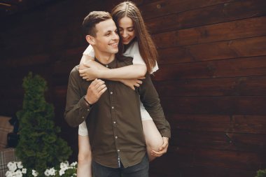 Güzel bir çift yaz şehrinde vakit geçirir.