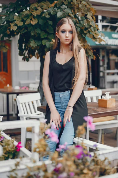 Fashion girl walking in a summer city — Stock Photo, Image
