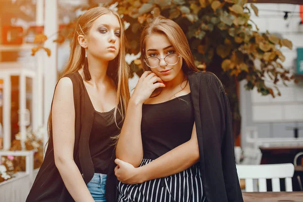 Filles de la mode marchant dans une ville d'été — Photo