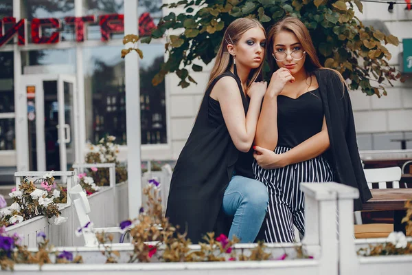 Mode meisjes wandelen in een zomerstad — Stockfoto