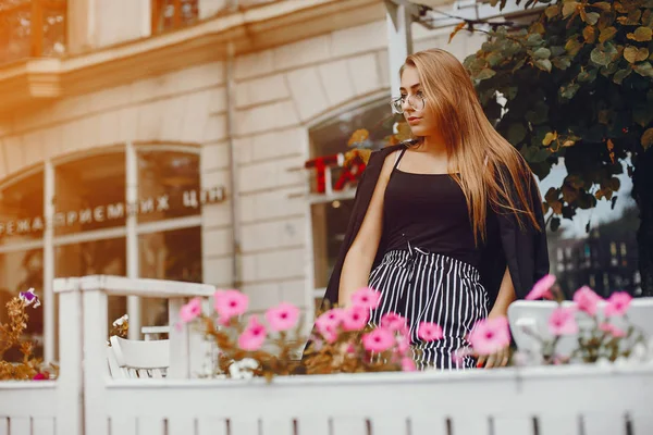 Mode Mädchen zu Fuß in einer Sommerstadt — Stockfoto