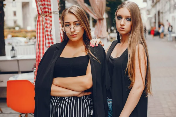 Модные девушки, гуляющие по летнему городу — стоковое фото