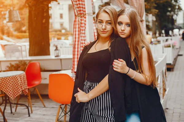 Ragazze di moda a piedi in una città estiva — Foto Stock